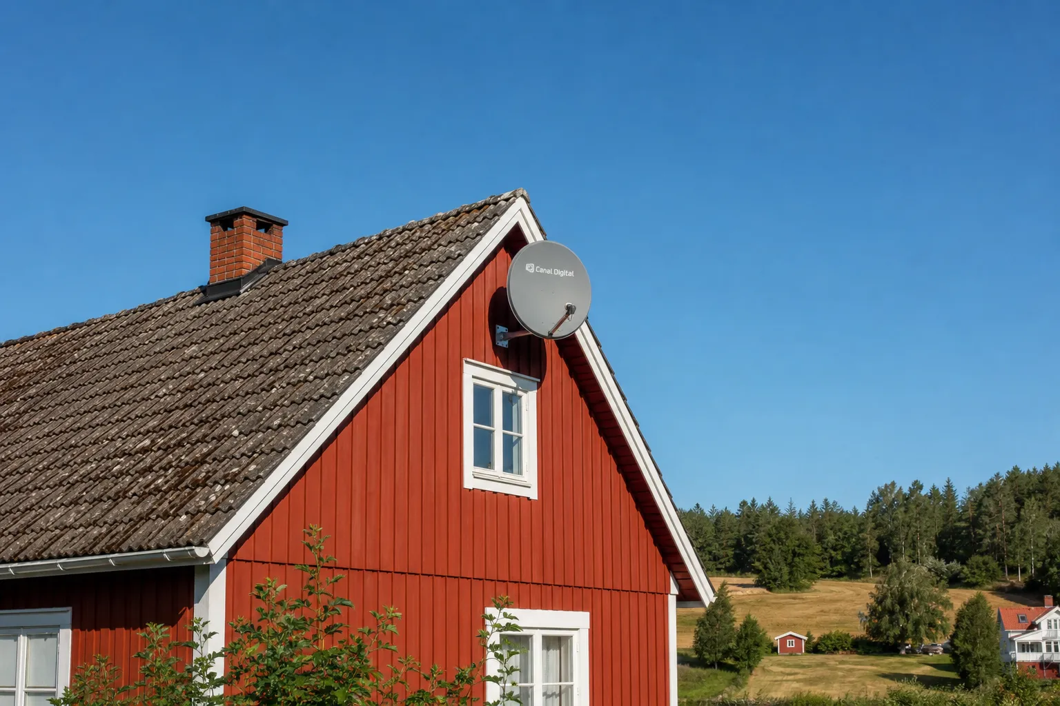 Satellitparabol på tak mot klar skandinavisk himmel